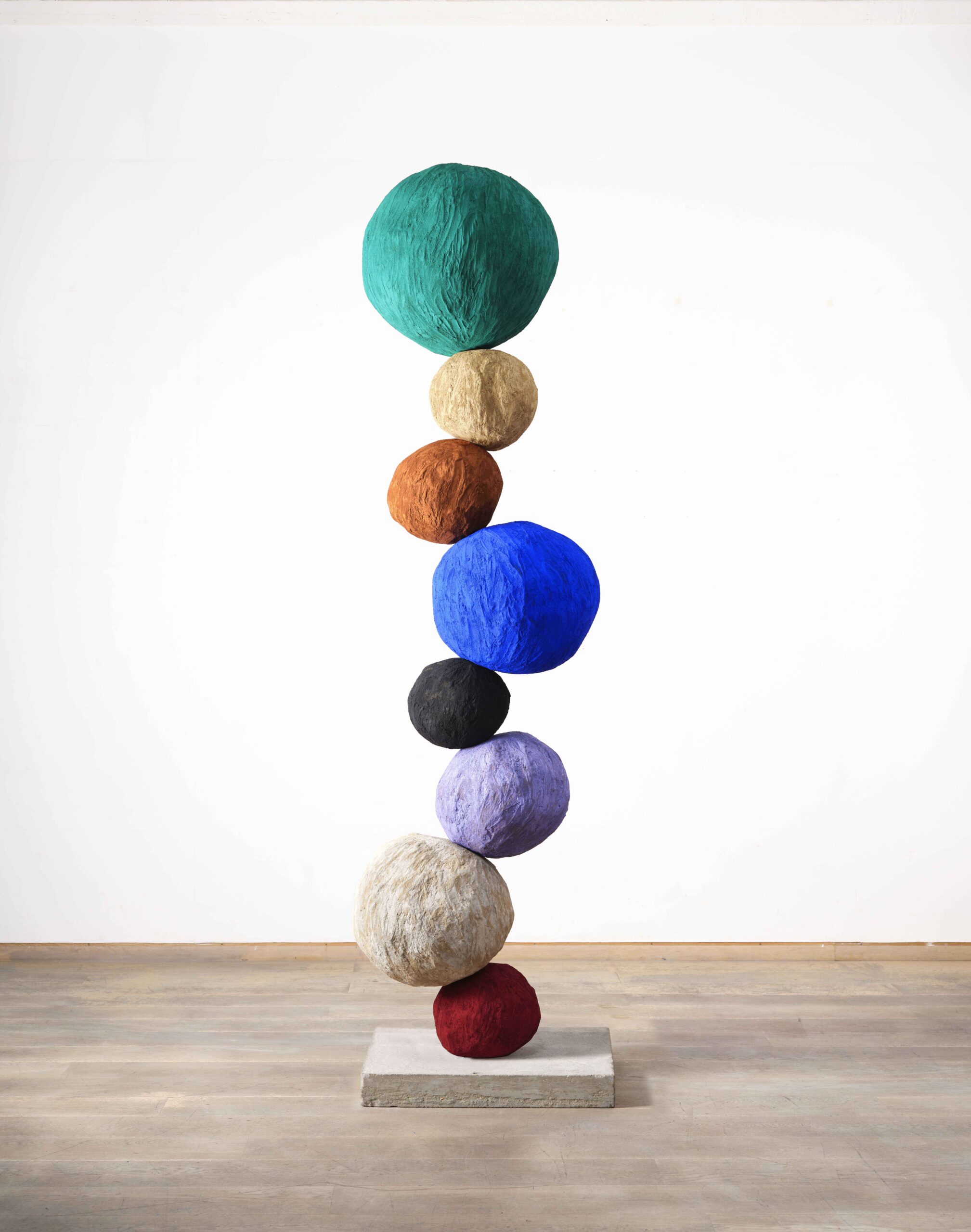 Annie-Morris-Stack-8-Viridian-Green-2023Foam-core-pigment-concrete-base-steel-plaster-sand-251-cm